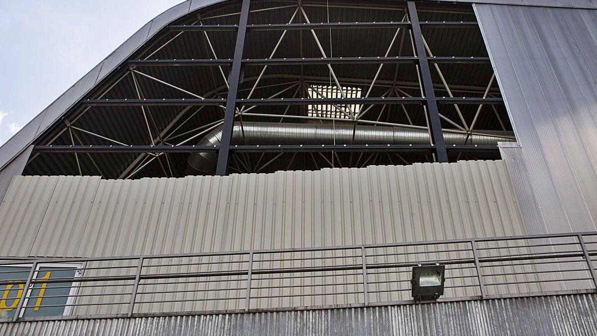 La fachada del centro deportivo Juan Carlos Beiro dañada por el viento a principios de marzo.