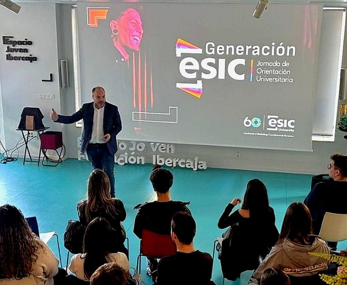 Generacion ESIC durante una presentación.