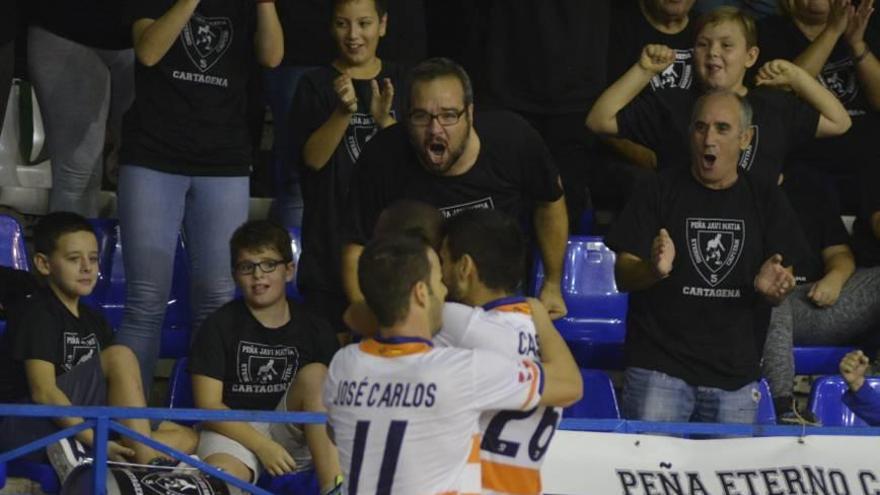 Los jugadores del Plásticos Romero celebran un gol.