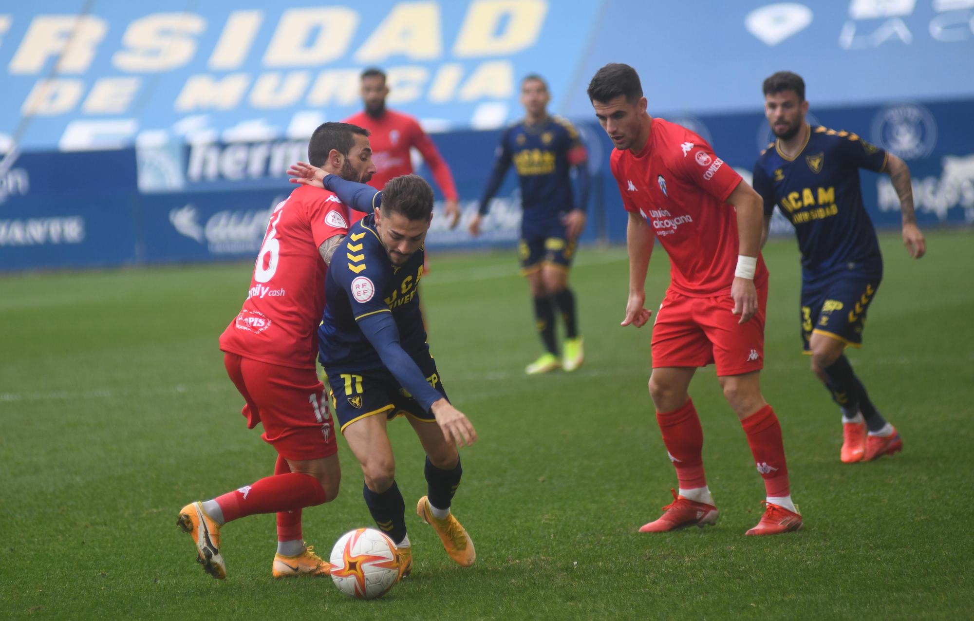 El Alcoyano ahonda la crisis del UCAM Murcia