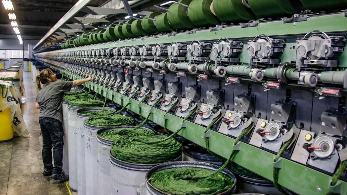 Empresa textil de la comarca de l'Alcoià, uno de los sectores que presenta evolución positiva.