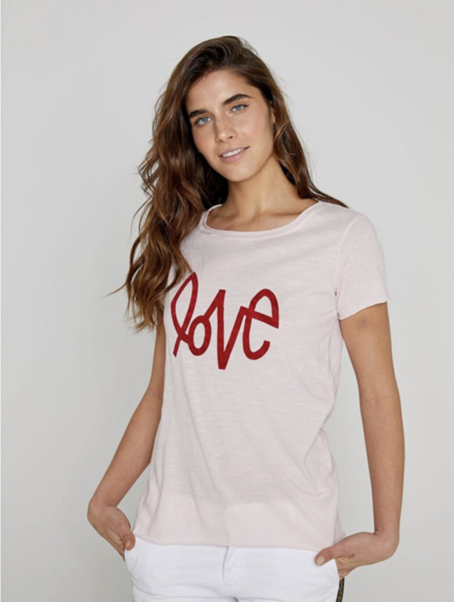 Camiseta 'Love' de la firma Five que ha lucido Malú en su primera aparición pública junto a Albert Rivera a la salida de este del hospital