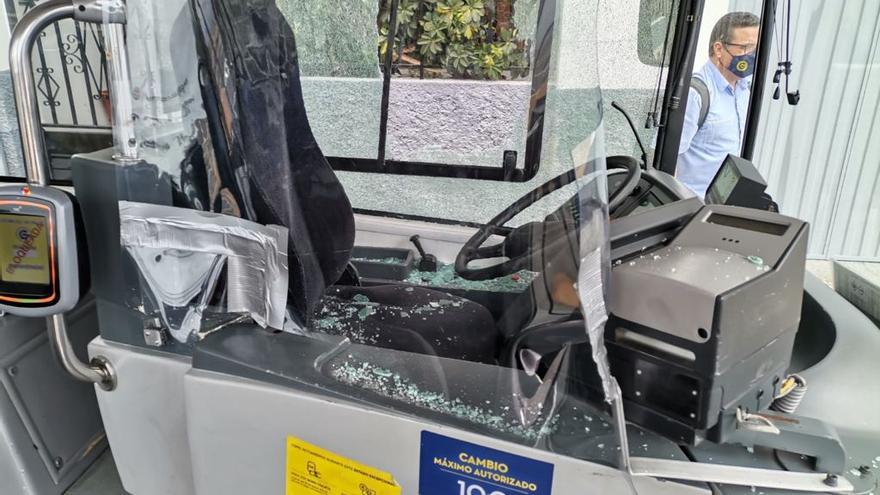 Tira una piedra a una guagua al recriminarle que se pusiera bien la mascarilla en El Secadero