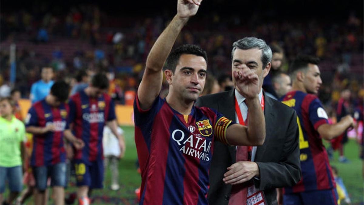 Xavi Hernández saluda a la grada del Camp Nou tras la final de la Copa del Rey 2014-15 frente al Athletic Club