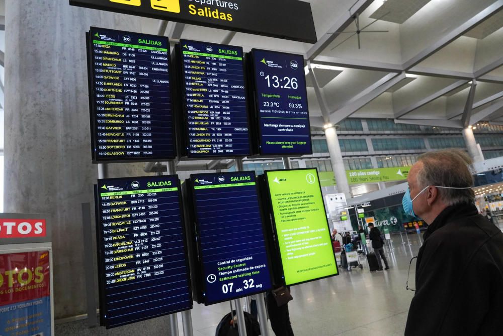 Mucha gente aprovecha para volver a sus países ante el avance del coronavirius.