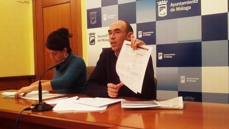 El portavoz municipal de Izquierda Unida, Eduardo Zorrilla, y la concejala Ana García Sempere, en rueda de prensa.