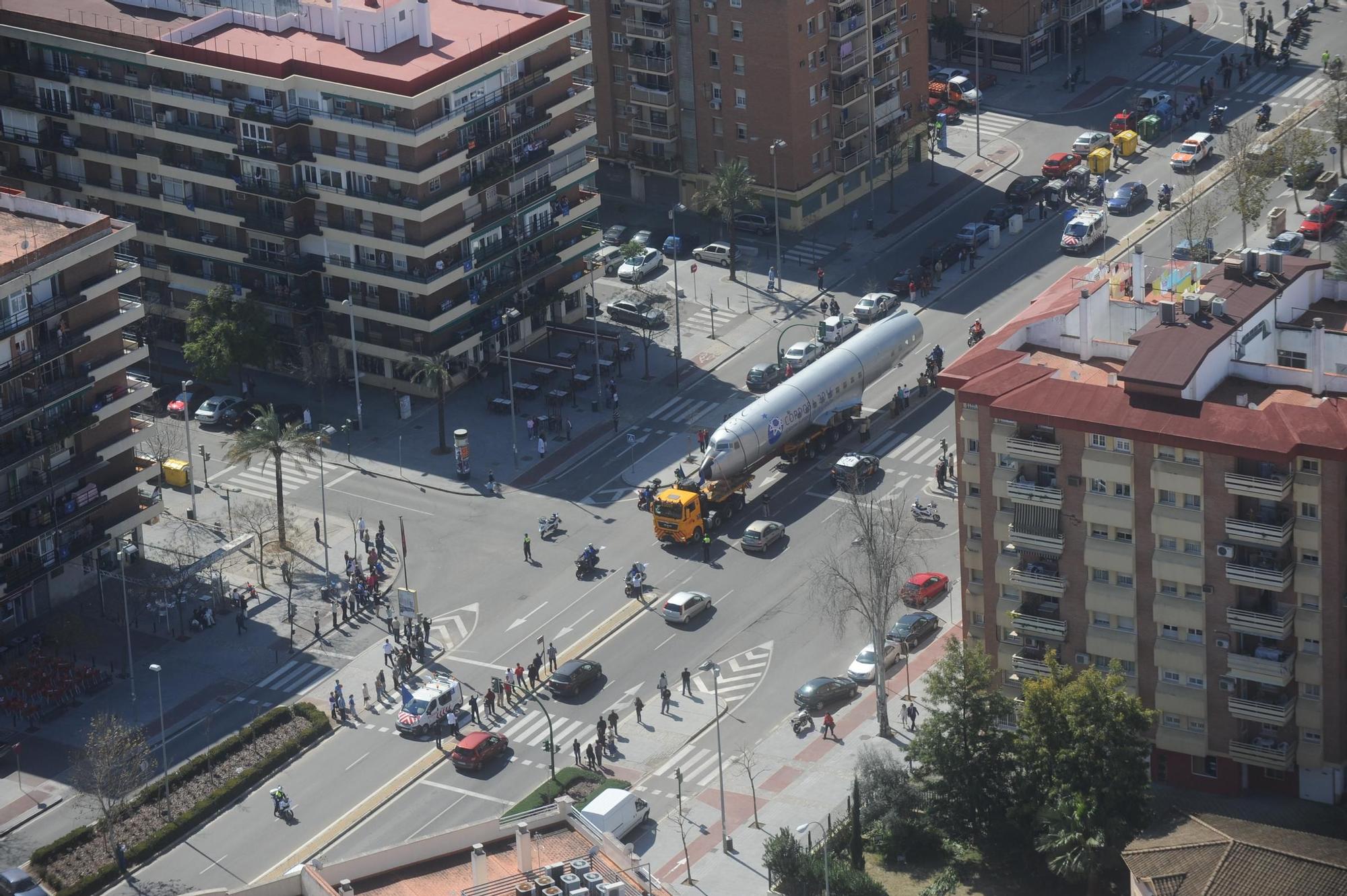 Así fue el multitudinario traslado del avión de Miraflores por el centro de Córdoba