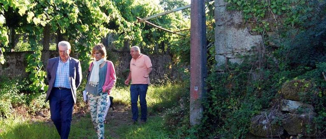 El alcalde Bello Maneiro y la directora de Turismo de Galicia Nava Castro ayer en Valga. //