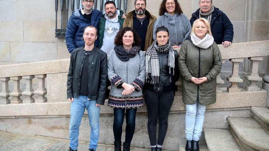 La nueva ejecutiva del PSOE de Marín posa en un acceso al Concello. // Rafa Vázquez