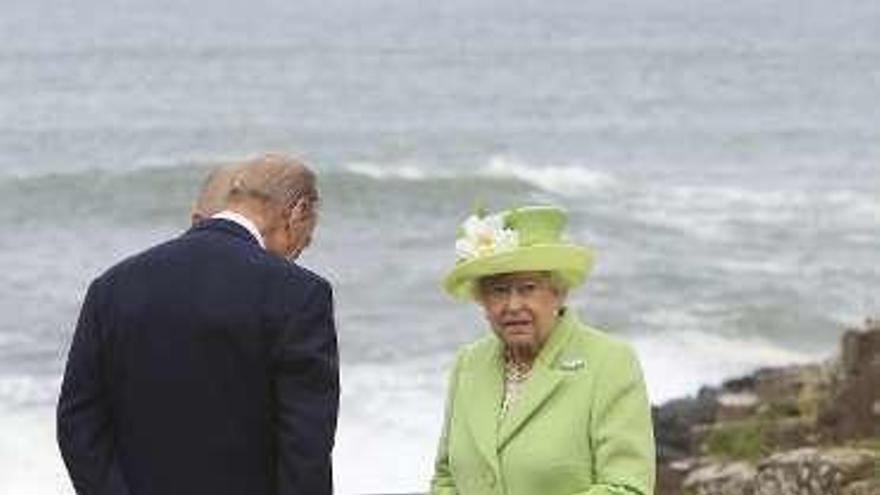 Isabel II durante la visita.