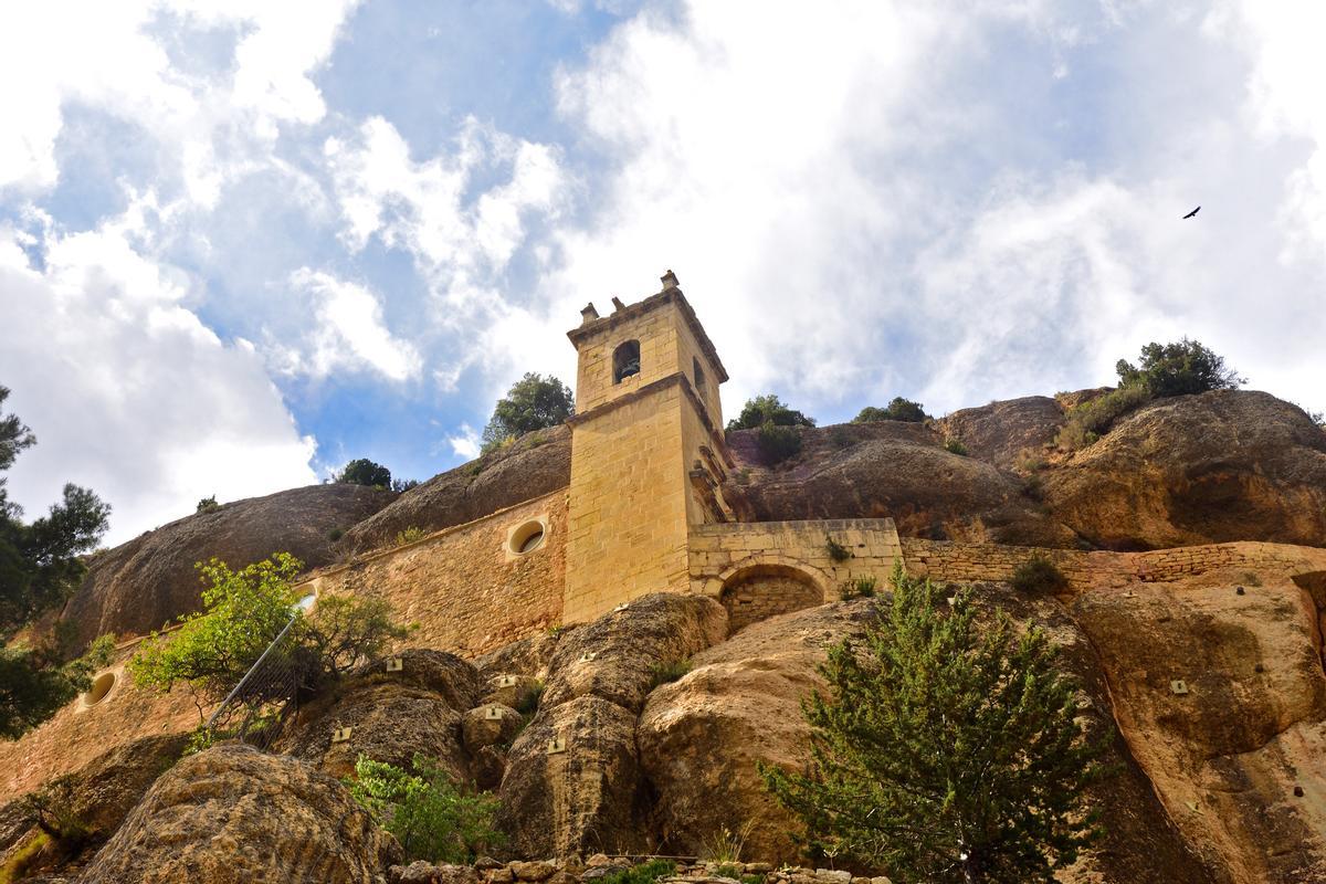 Un santuario excavado en la roca con unas vistas alucinantes.