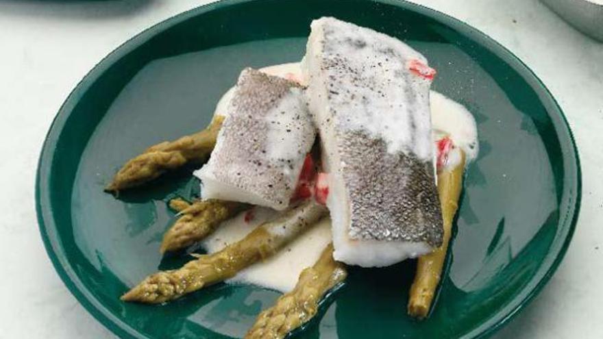 Bacalao a la crema de espárragos y pimientos.