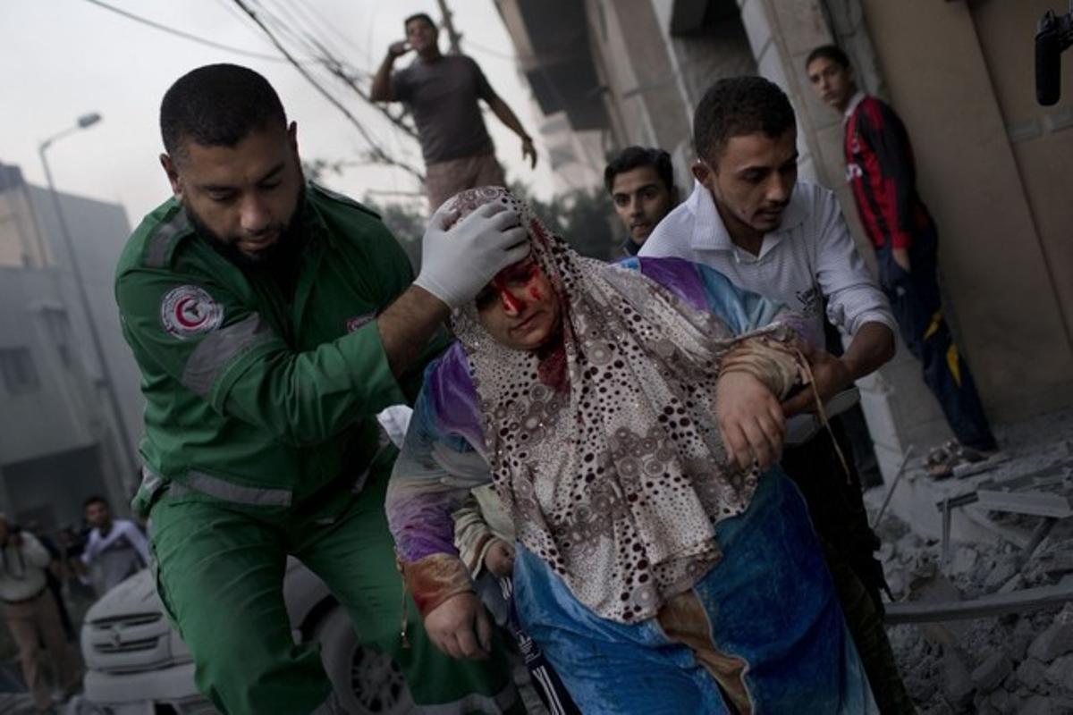 Foto guanyadora de la història de l’any de World Press Photo d’una dona ferida durant un atac israelià en un camp de futbol a Gaza.