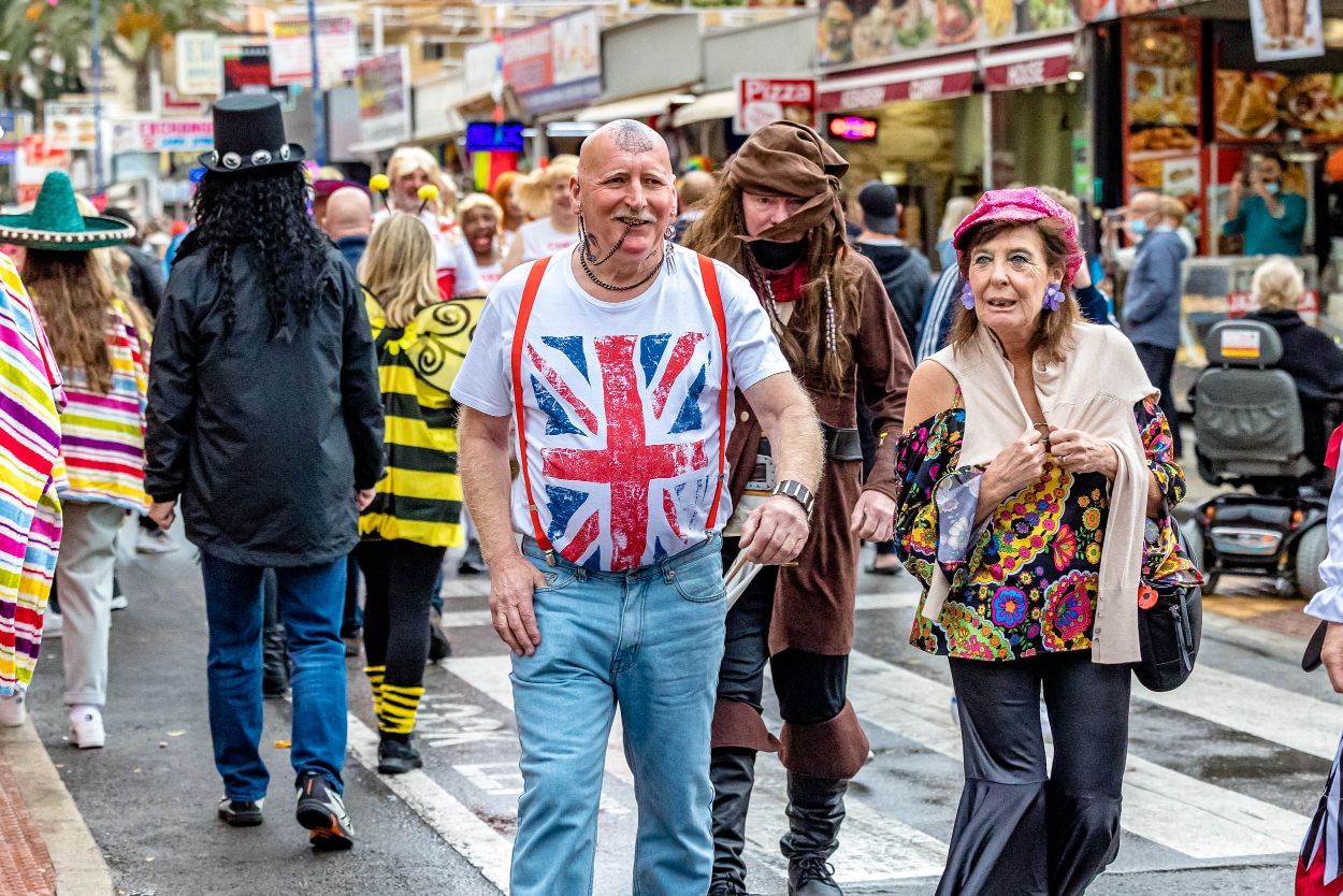 Los británicos desafían a la lluvia y celebran su "Fancy Dress Party" en Benidorm