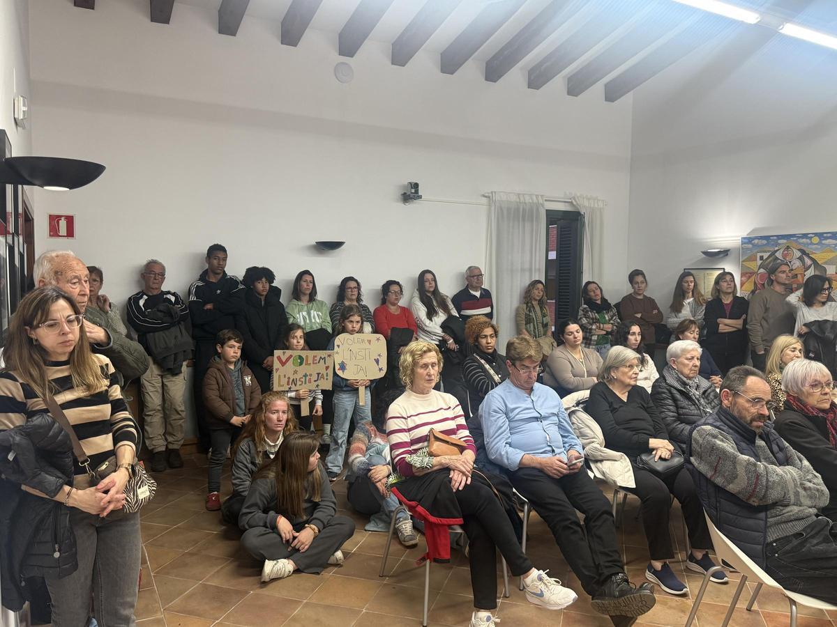 Assistents al ple municipal de Maçanet de la Selva per a reclamar l'institut.