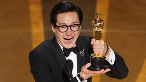 Ke Huy Quan sujeta la estatuilla tras ganar su Oscar como mejor actor de reparto por ’Todo a la vez en todas partes’.