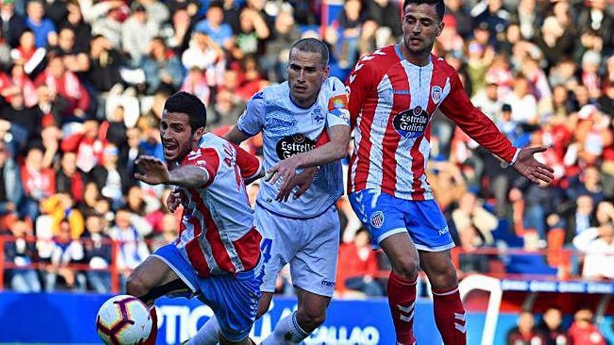 Álex Bergantiños, entre dos jugadores del Lugo.