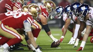 Los San Francisco 49ers se alinean contra los New York Giants durante su partido de la NFL en el Levis Stadium.