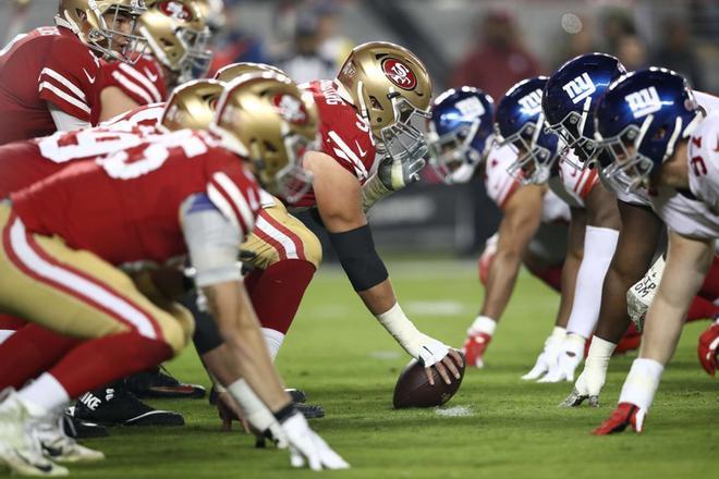 Los San Francisco 49ers se alinean contra los New York Giants durante su partido de la NFL en el Levis Stadium.