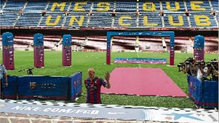 Mathieu saluda els pocs assistents en la seva presentació al Camp Nou