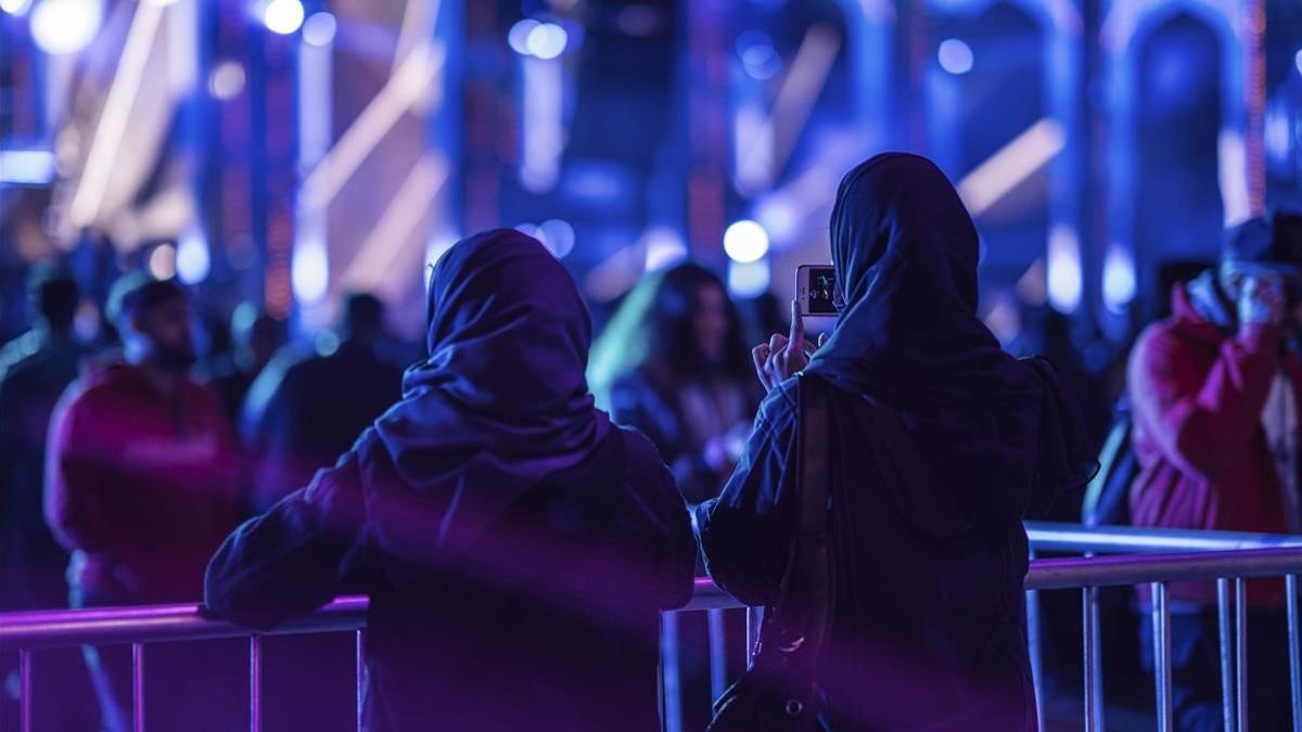Dos jóvenes, en uno de los conciertos celebrados el 20 de diciembre en el marco del MDL Beast Festival en Riad