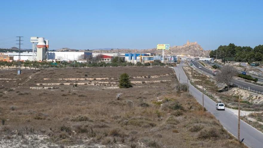 Imagen panorámica de los terrenos con los que se ampliará el polígono industrial privado El Castillo de Sax.
