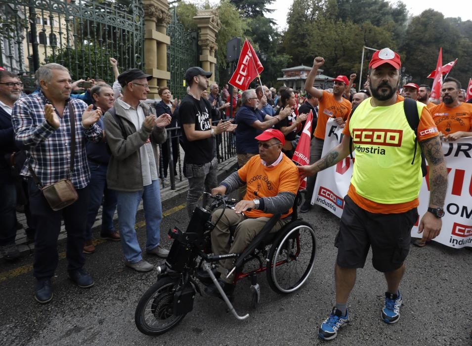 Los trabajadores de Vesuvius marchan a pie desde la fábrica de Riaño hasta la Junta