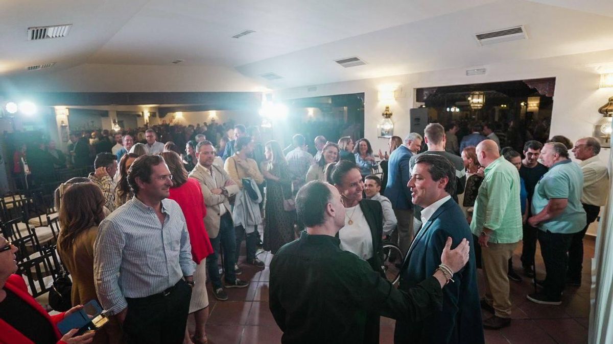 Bellido conversa con algunos de los asistentes al acto electoral en el Brillante.