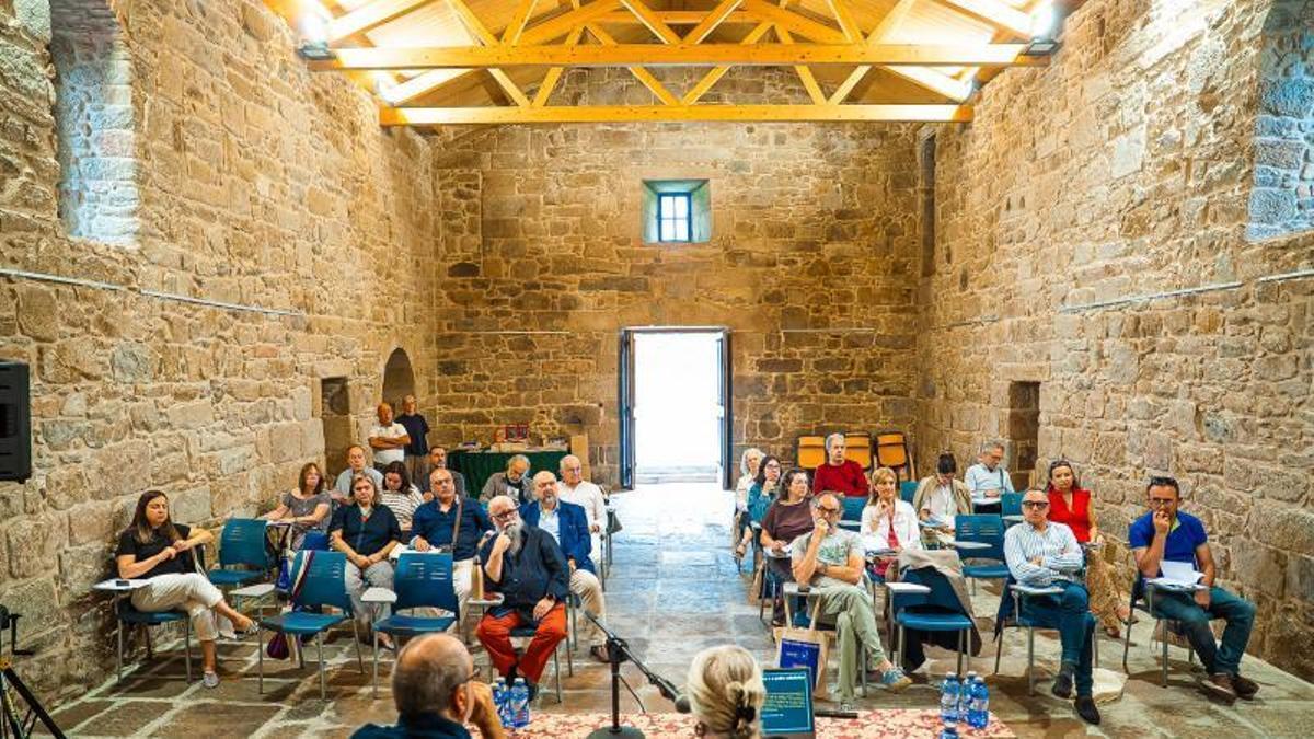 Asistentes al curso que acoge el Festivalle en la antigua iglesia de A Pastoriza.