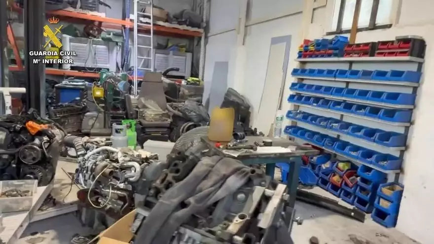 Clausuran en Rojales un taller ilegal que vertía hidrocarburos en un canal de riego