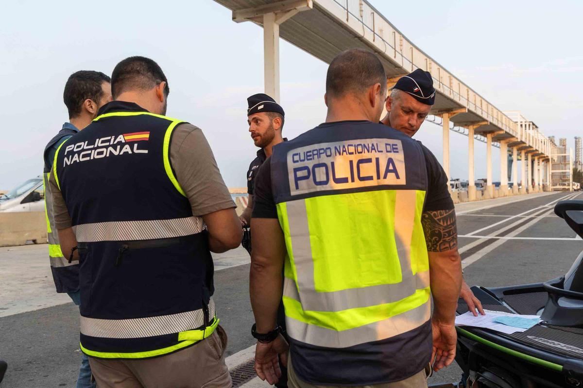 España y Francia colaboran para frenar el tráfico de vehículos robados en ferrys hacia Argelia desde Alicante España y Francia colaboran para frenar el tráfico de vehículos robados en ferrys hacia Argelia desde Alicante