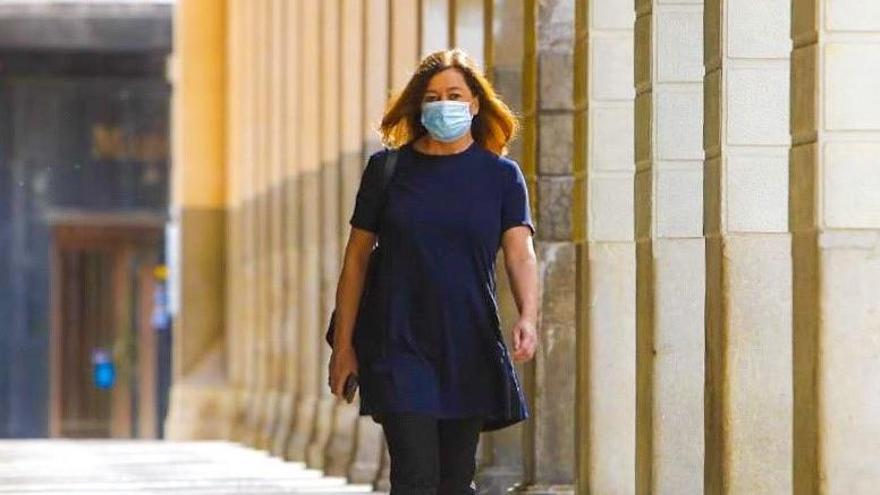 La presidenta del Govern, Francina Armengol, con una mascarilla como protección frente al coronavirus