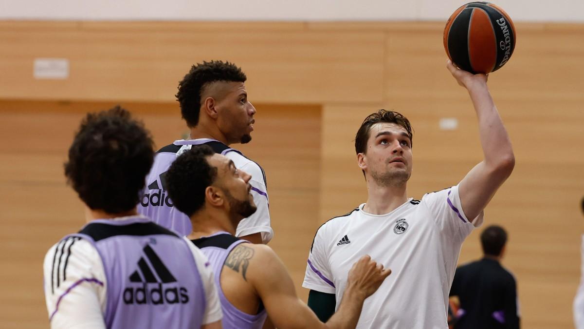 El alero del Real Madrid Mario Hezonja, durante un entrenamiento