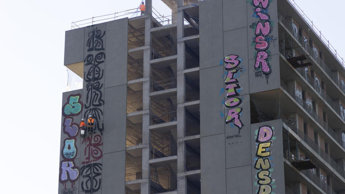 Varios obreros trabajan en el edificio de Sociópolis, en València.