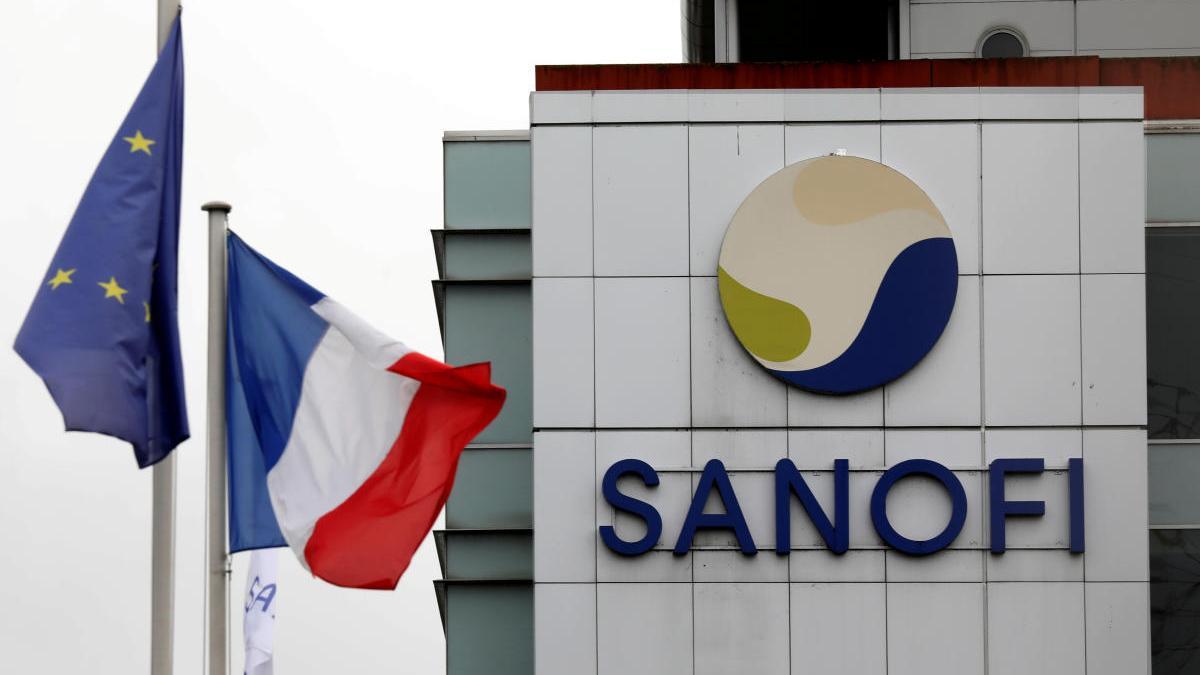 El logo de Sanofi en el centro de investigación y producción de la empresa en Vitry-sur-Seine.