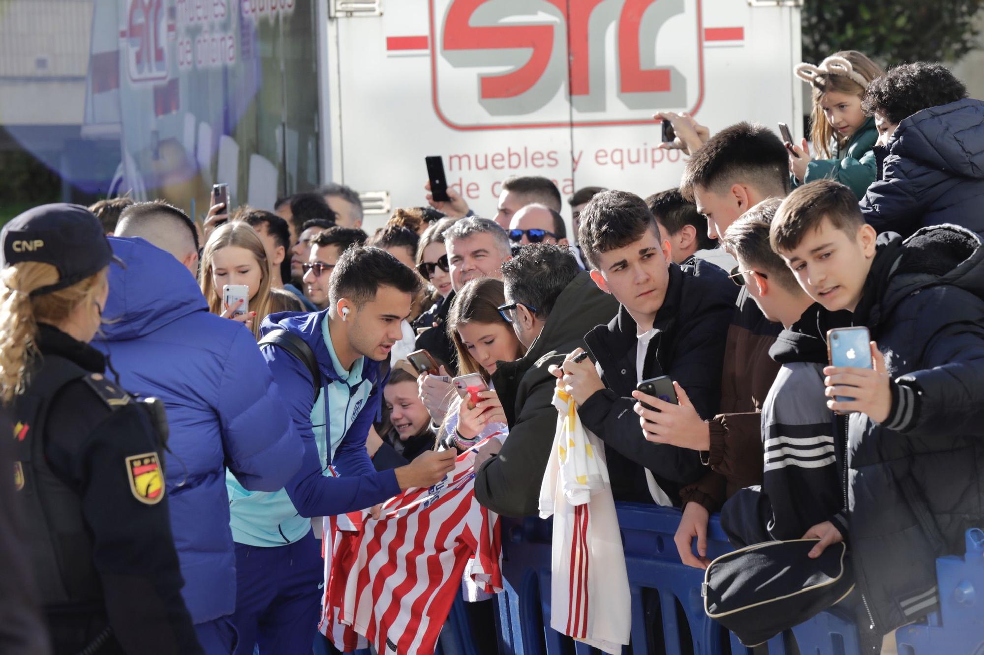 El Atlético de Madrid ya está en Oviedo: el Cholo, aclamado a su llegada por cientos de hinchas