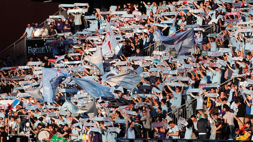 La afición del Celta en Balaídos en el partido del Barça // J. Lores