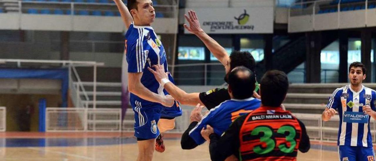 Alejandro Pombo se eleva para lanzar en un partido de la pasada temporada ante el Lalín. // Rafa Vázquez