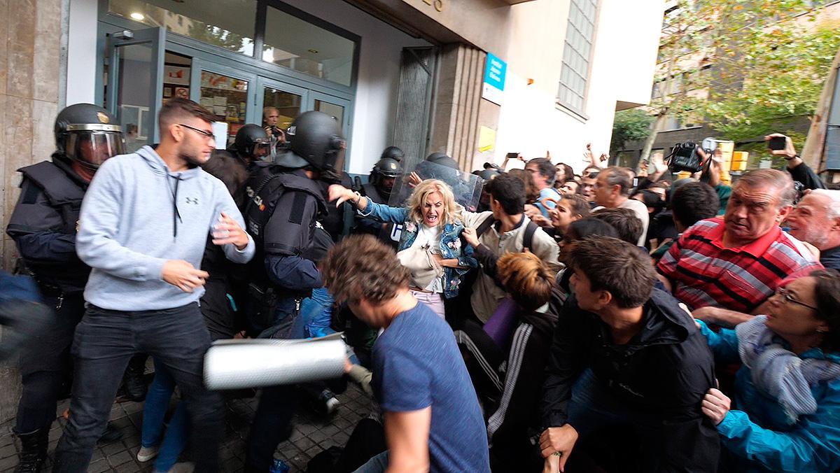 Els votants s’enfronten a la Policia Nacional.