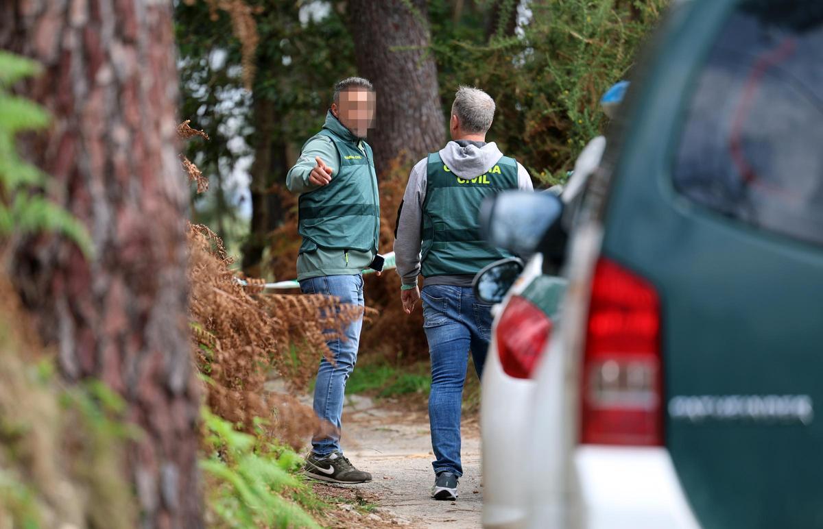 Agentes de la Guardia Civil en el entorno de la vivienda de Humberto González Rodríguez, «O Grilo», en el lugar de As Ínsuas de la parroquia de Belesar ( Baiona ).