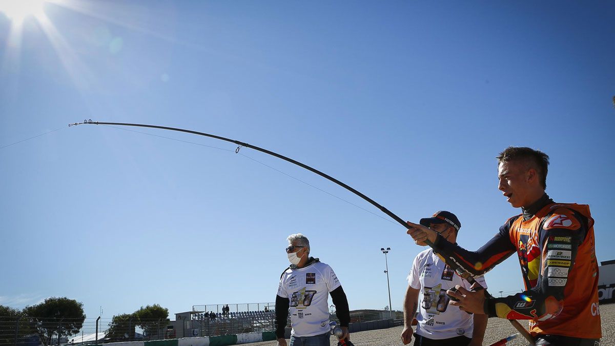 Pedro Acosta rindió homenaje a su familia de pescadores en la celebración del título en Portimao