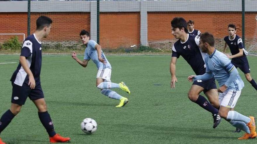 Un jugador del Areosa lucha por el balón. // Alba Villar