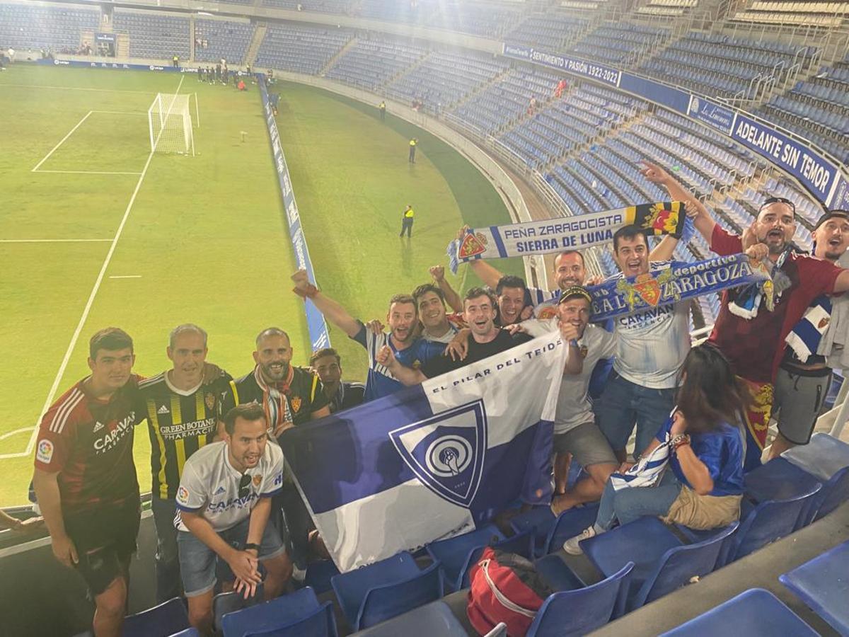 Aficionados de la peña El Pilar del Teide, durante un partido del Real Zaragoza en