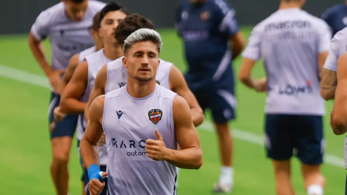 Iván Romero confirma su renovación hasta 2028: "Estoy muy contento de seguir en el Levante"