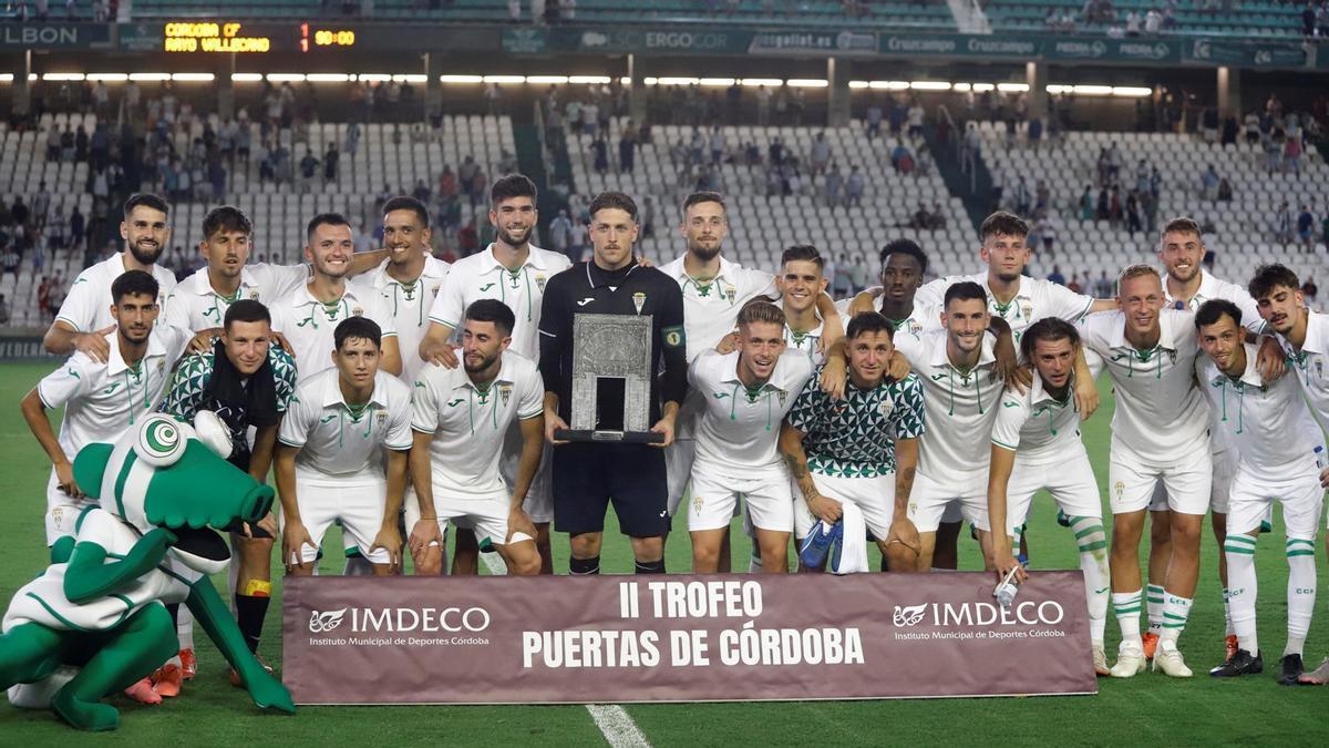 Los jugadores del Córdoba CF recogen el trofeo de campeones del Trofeo Puertas de Córdoba del 2024.