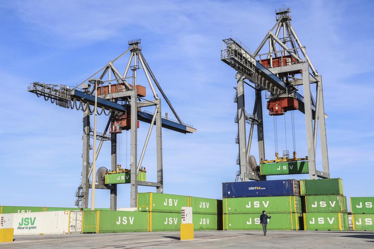 La terminal de JSV en el puerto de Alicante.