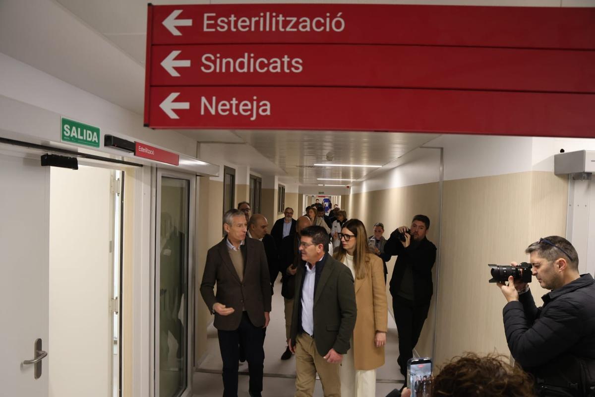 Visita del director de Gestión Económica, Pedro López, al nuevo hospital de Ontinyent, junto al alcalde.