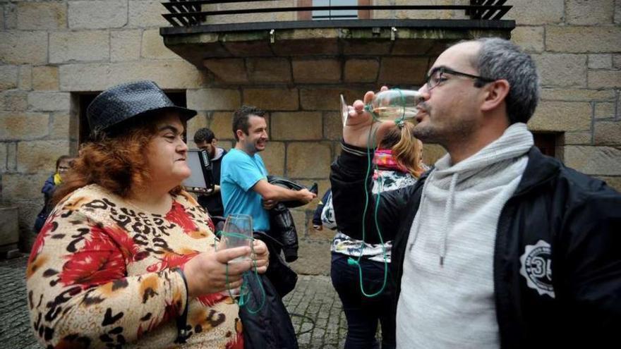 Dos de los actores que participaron en las tomas de la Festa do Albariño. // Iñaki Abella