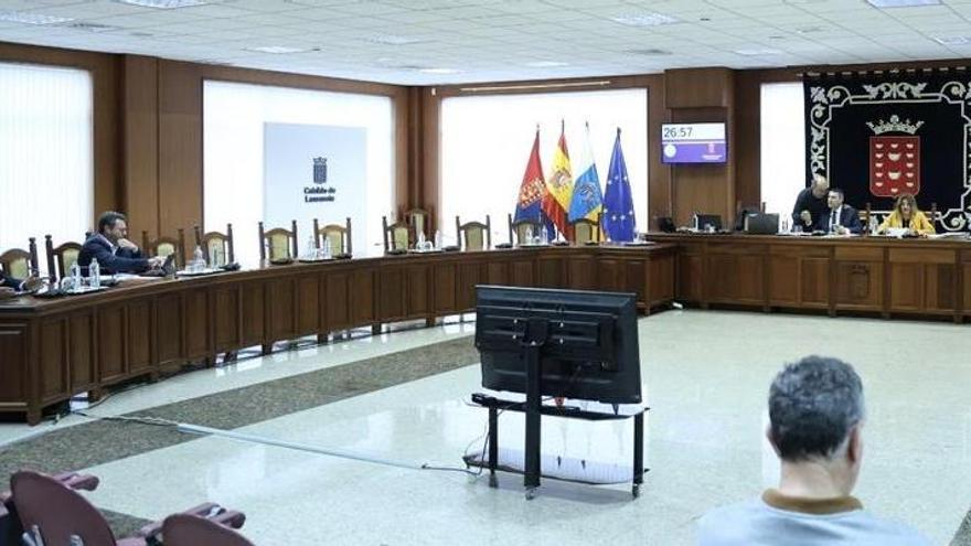 El secretario accidental del Pleno del Cabildo de Lanzarote pide a los políticos que dejen de usar a los funcionarios en sus "guerrillas"