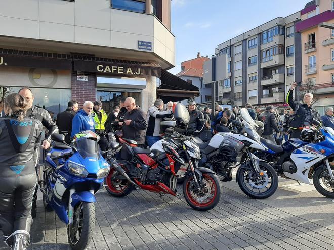 El homenaje a José Manuel Prado, "Chechu", el motero fallecido en Posada, en imágenes